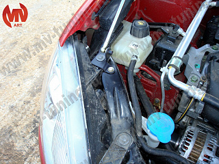Упор капота Nissan Qashqai (2006-2010)